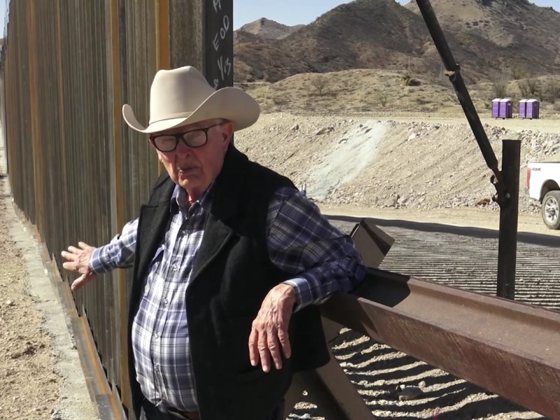 Jim Chilton, propietario de una hacienda atravesada por el muro de Donald Trump, cuenta cómo es vivir cerca de esta imponente construcción.
