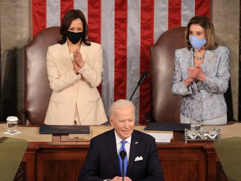 El presidente Joe Biden, se dirige al Congreso ante la atenta mirada de la vicepresidenta Kamala Harris y de la presidenta de la Cámara de Representantes, Nancy Pelosi, el 28 de abril de 2021.