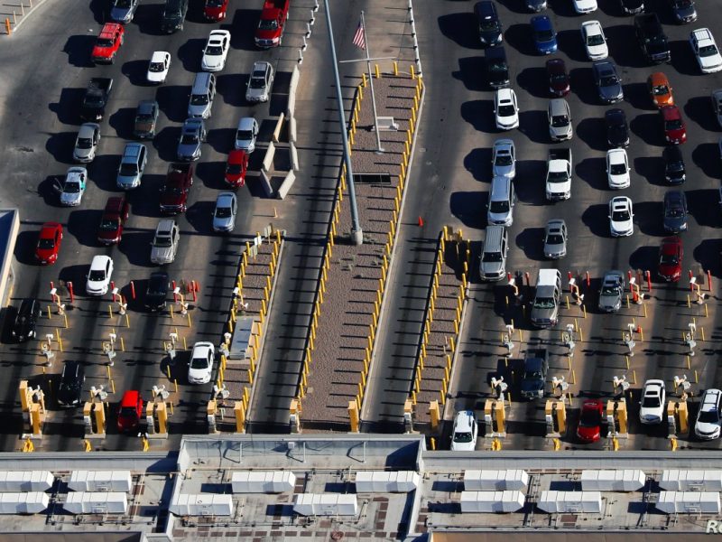 Las filas de automóviles esperan en la frontera entre EE. UU. y México en Ciudad Juárez.