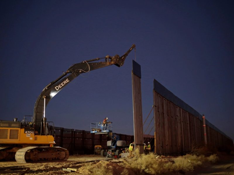 Trabajadores de la construcción laboran en un tramo del muro a lo largo de la frontera en Nuevo México, Estados Unidos, en enero de 2021.