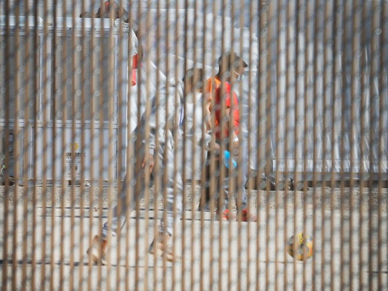 Niños migrantes juegan afuera en el refugio para menores no acompañados en Pecos.