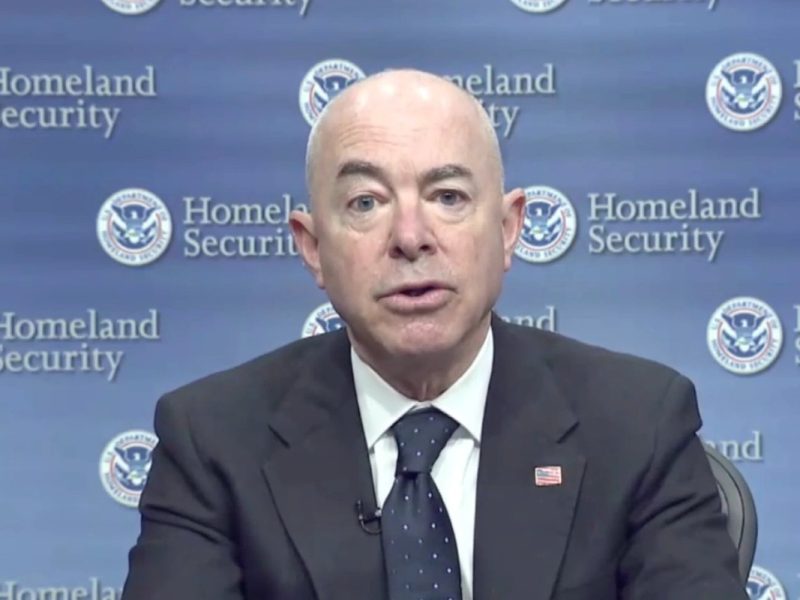 El secretario de Seguridad Nacional, Alejandro Mayorkas, es uno de los encargados del gobierno de USA para reunir a los menores migrantes con sus padres.