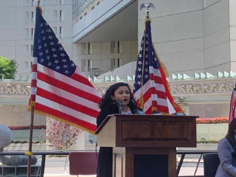 Felicia Escobar Carrillo, jefa de gabinete de USCIS administra su primer juramento de lealtad a los nuevos ciudadanos. (Araceli Martínez/La Opinión)