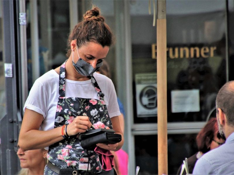 Establecimientos como bares, restaurantes y parques de diversiones se verán beneficiados por este relajamiento de medidas en Los Ángeles.