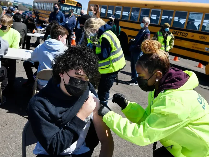 Un grupo de estudiantes recibe una dosis de la vacuna en un centro de vacunación en East Hartford, EE. UU., el 5 de mayo de 2021.