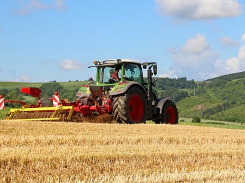 Firman ley sobre pago de horas extras a trabajadores agrícolas en Washington