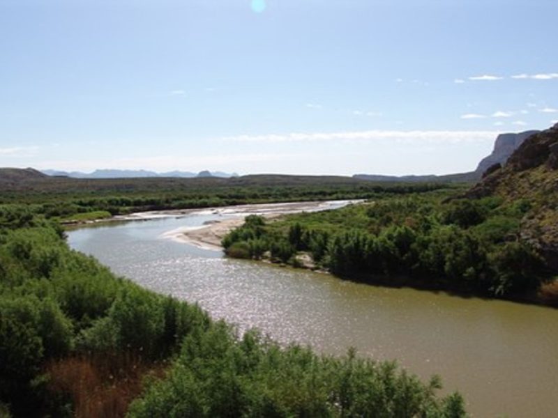 Soldados salvan a dos migrantes mexicanos de ahogarse en el río Bravo
