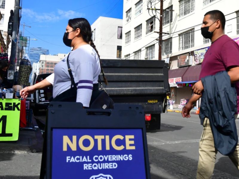 Personas vacunadas no tendrán que usar cubrebocas en USA