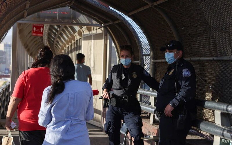 Agentes custodian el paso entre México-Estados Unidos. Aquí, el cierre de la frontera no ha impedido el tránsito de migrantes.