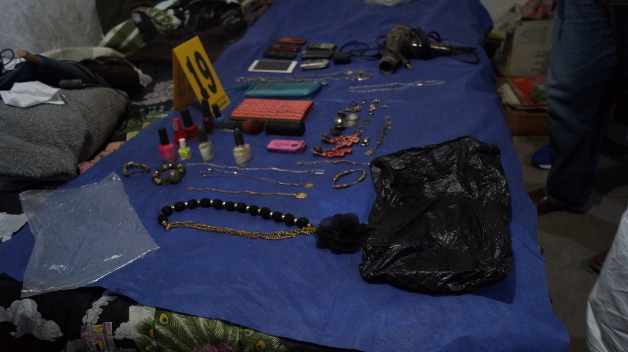 Pertenencias halladas en la casa del asesino serial en el Estado de México. | Foto: Twitter @FiscaliaEdomex