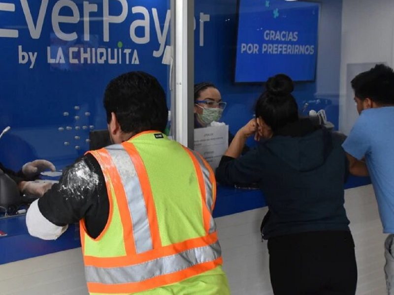 El insólito aumento de envío de remesas al Triángulo Norte de Centroamérica ha sorprendido a los expertos por el aumento exponencial de las cifras. En la imagen, trabajadores en una casa de envío de remesas en Maryland al principio de la pandemia.