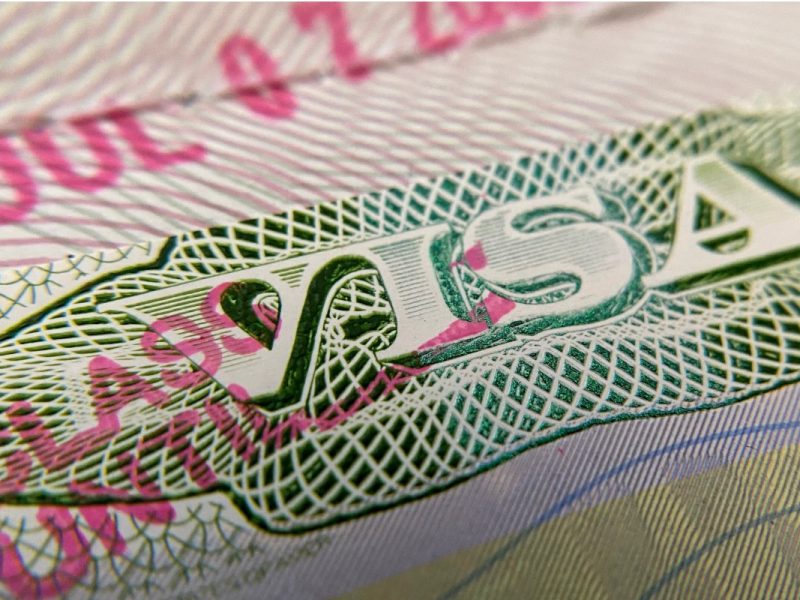 La foto de archivo muestra un sello de visa en un pasaporte extranjero.