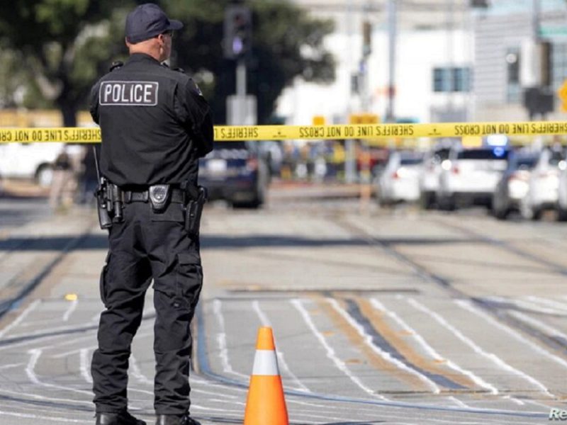 La policía resguardando la escena del crimen después del tiroteo en Carolina del Sur