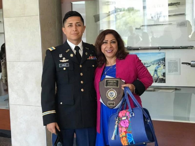 Rocío Rebollar y su hijo Gibrán Cruz, quien ingresó a la escuela militar sólo para ayudar a su madre a regularizar su estatus.