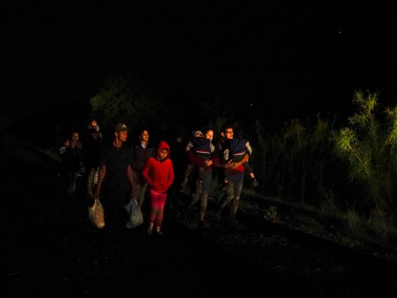 Inmigrantes en busca de asilo llegan al centro de procesamiento en La Joya, Texas, EE. UU. el 12 de mayo de 2021.