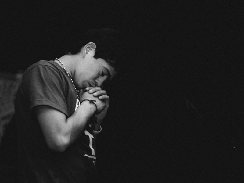 En nuestra lucha contra el diablo podemos recurrir a la oración y al auxilio de los sacerdotes.