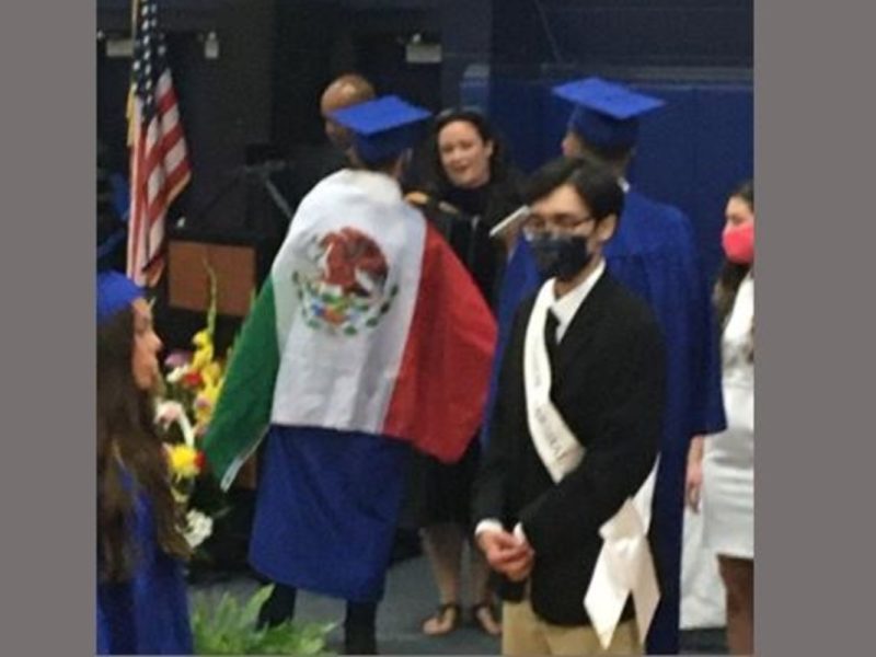 Por llevar bandera de México, le niegan diploma durante su graduación