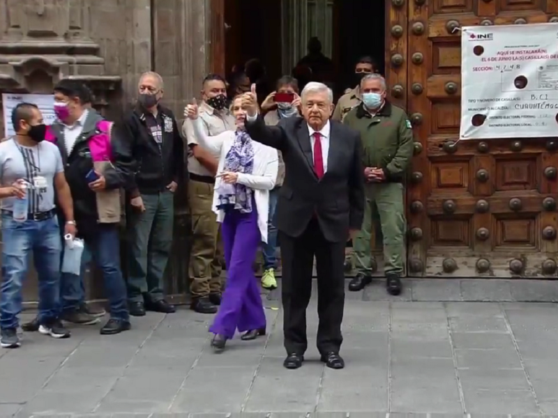 El presidente de México, Andrés Manuel López Obrador, luego de votar en las elecciones 2021 en México. Su partido gana la mayoría en la Cámara de Diputados.