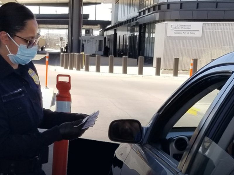 Para cruzar la frontera México-Estados Unidos necesitas mostrar algunos documentos a los agentes en los puntos de entrada.