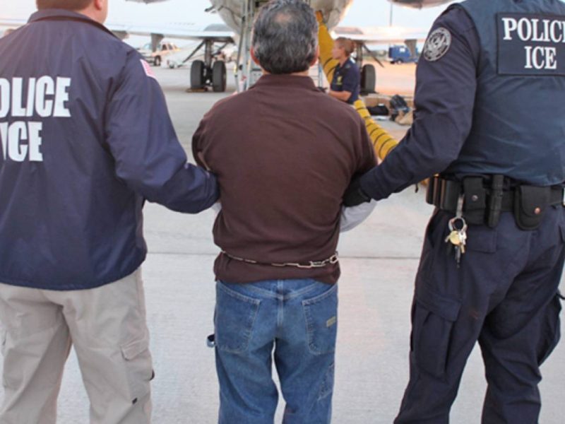 Una fianza consiste en pagar una cierta suma de dinero para ser liberado de detención, si el migrante termina el proceso se le regresa el dinero