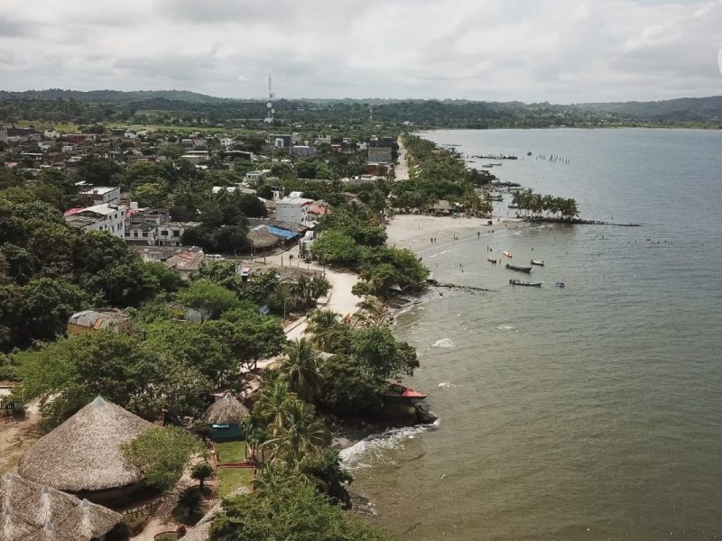 Esta son las playas de Necoclí, uno de los 11 municipios que conforman la región del Golfo de Uraba en Antioquia, Colombia, paso obligatorio de miles de migrantes de diferentes nacionalidades que buscan llegar a EE. UU., cruzando el Tapón del Darién