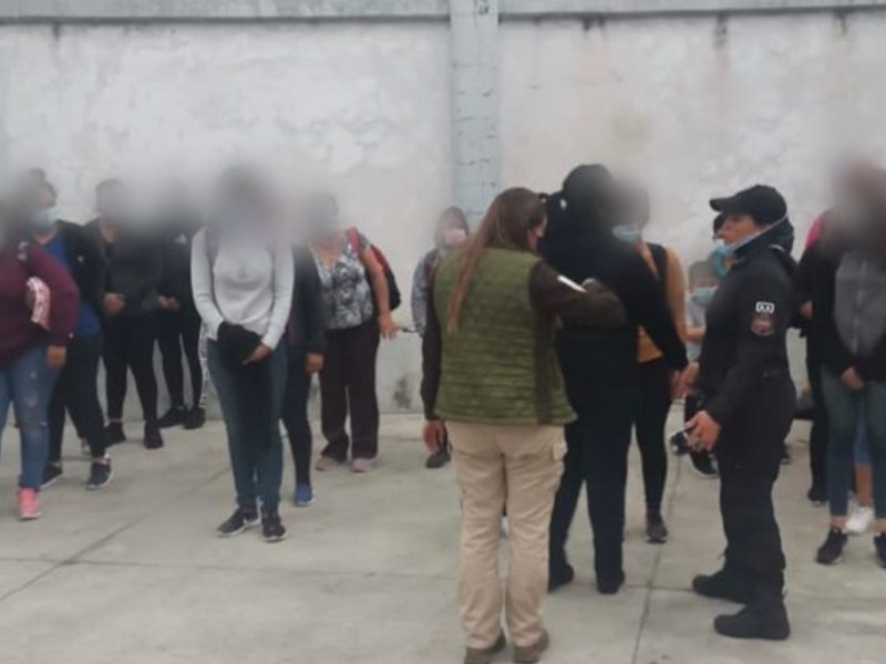 Rescatan a 240 migrantes centroamericanos de una bodega en Puebla