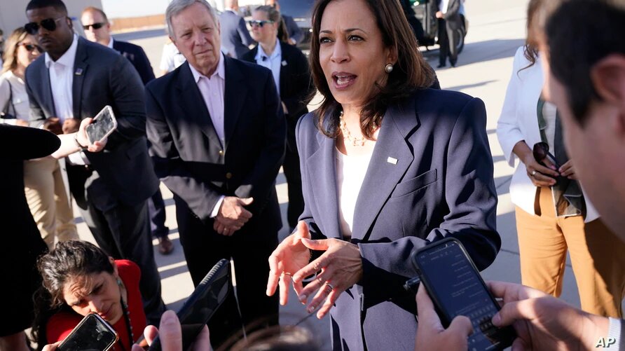 La vicepresidenta de Estados Unidos hablando con los medios durante su visita a la frontera. | Foto: Voz de América.