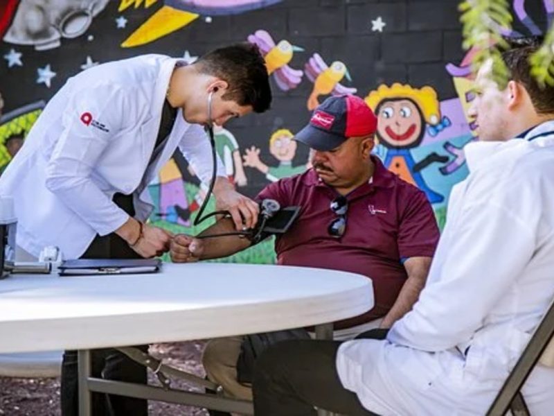 California cerca de aprobar seguro médico para migrantes de 50 años