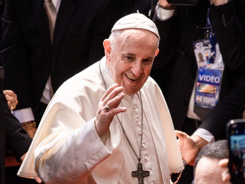 El Papa Francisco retomó Vía Crucis en el Coliseo Romano