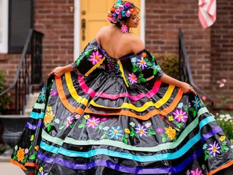 Estudiante crea vestido con cinta adhesiva inspirado en la cultura mexicana.