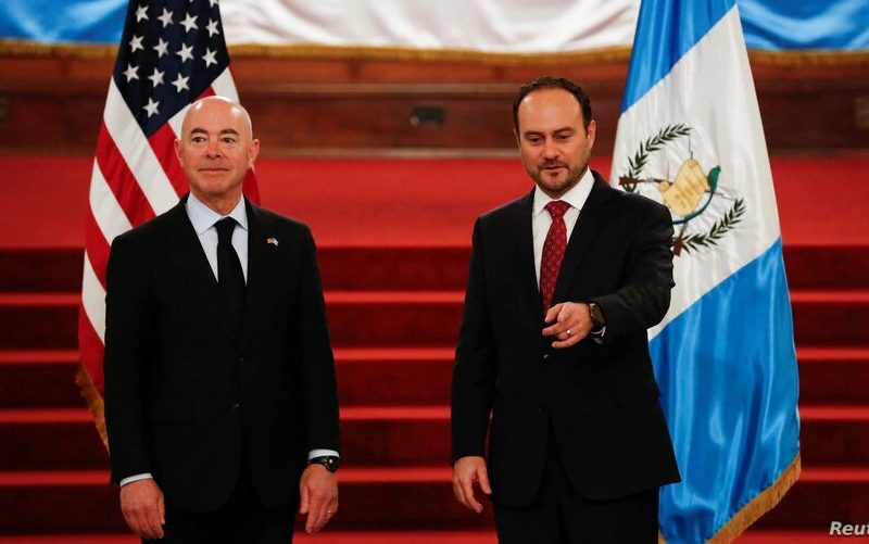 El secretario de Seguridad Nacional de USA, Alejandro Mayorkas, a la izquierda, junto al canciller de Guatemala Pedro Brolo durante su encuentro en la capital guatemalteca el 6 de julio de 2021.