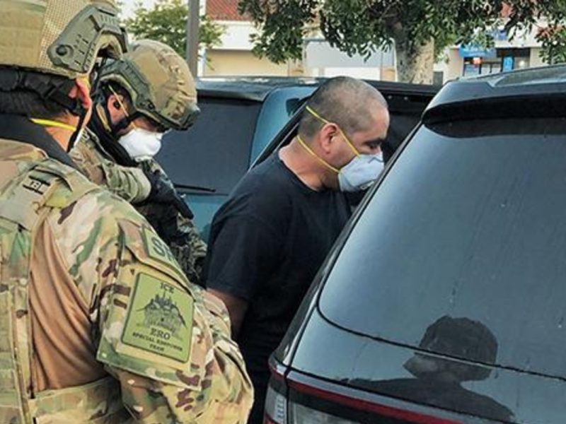 Detienen a más de 100 migrantes en casas de seguridad en Texas.