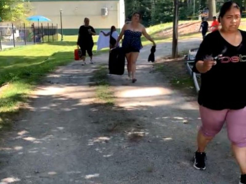 Corren a familias latinas de una piscina por escuchar música en español.