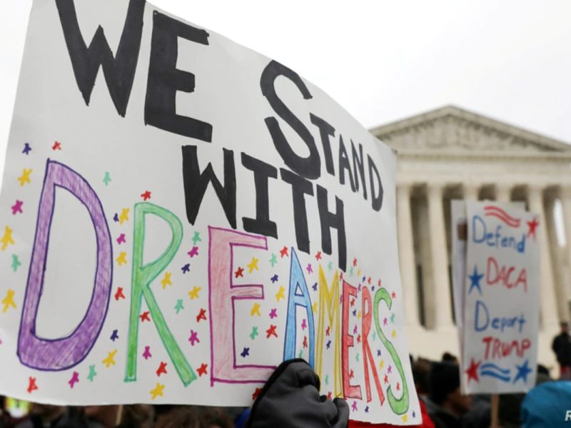 DACA: Joven recibe amparo tras suspensión del programa.