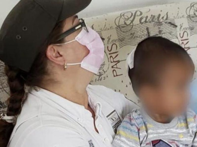 Niño migrante de 2 años se reencuentra con su madre en Honduras.