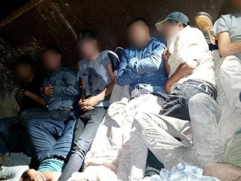 Camionero enfrenta multa de 250 mil dólares por transportar 115 migrantes.