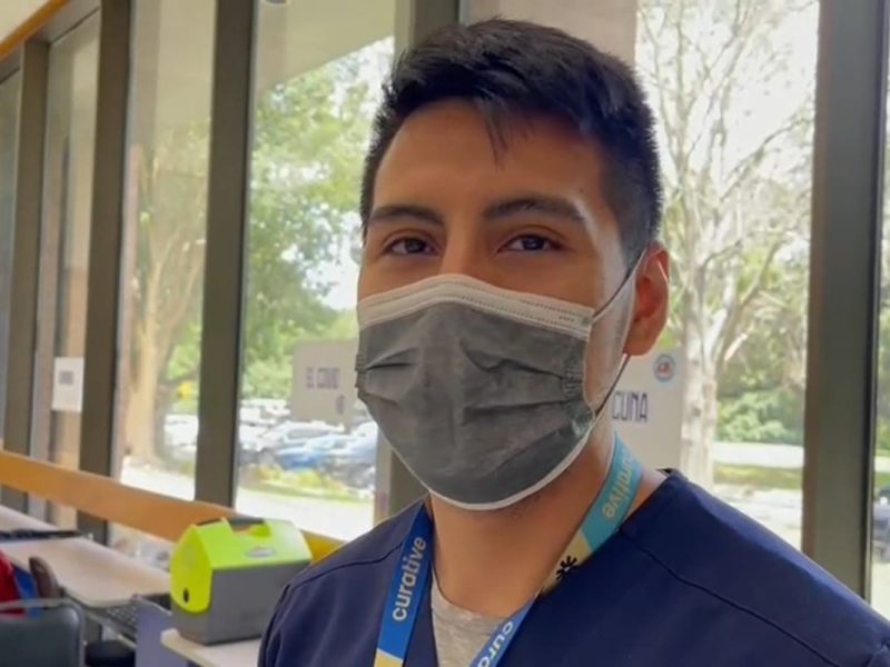 Mexicano vacuna contra Covid-19 a migrantes en Dallas, Texas.