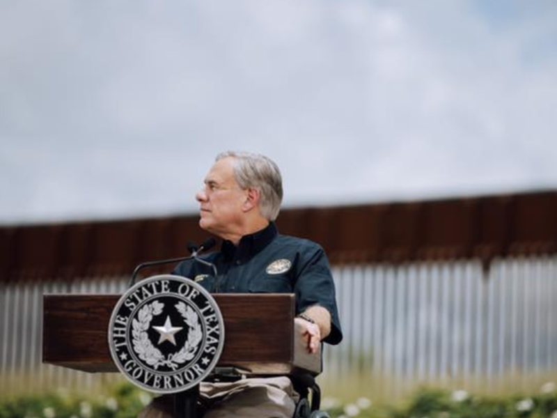 El gobernador de Texas fue quien emitió esta orden contra los migrantes indocumentados.