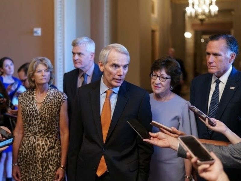 Los senadores republicanos Rob Portman, centro, junto con, de izquierda, Lisa Murkowski, Bill Cassidy, Susan Collins, y Mitt Romney, anuncian un acuerdo con los demócratas en un paquete de infraestructura de $ 1 billón, en el Capitolio en Washington.