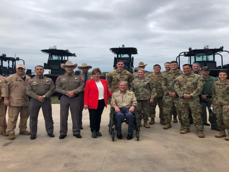 Texas restringe transporte de migrantes por riesgo de Covid-19.