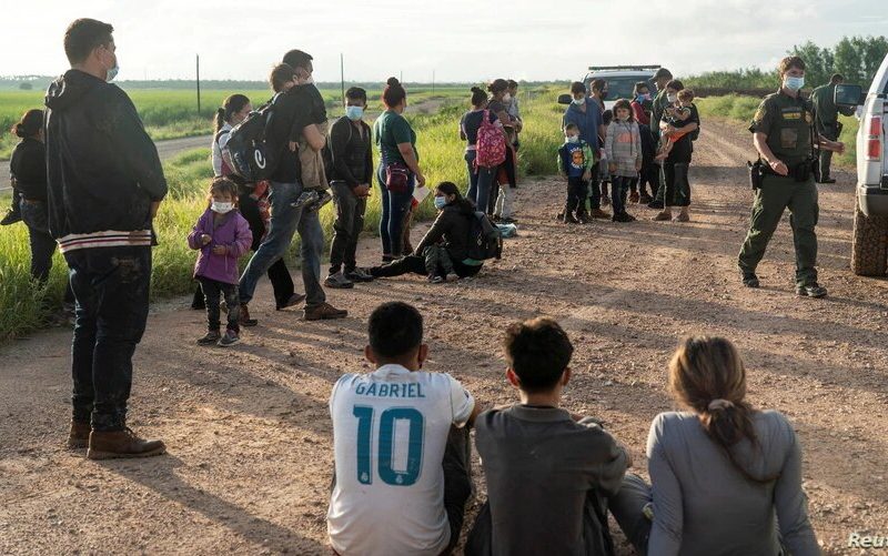 ICE no se encarga de asuntos de la frontera, pero la llegada incesante de migrantes lleva a la agencia a colaborar con la Patrulla Fronteriza.