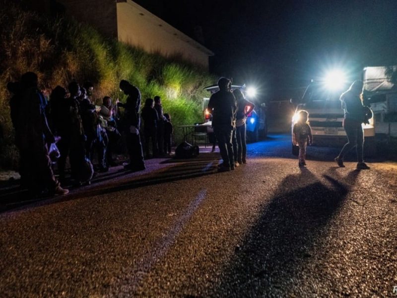 Instalan albergue de emergencia en McAllen, Texas; migrantes siguen llegando.