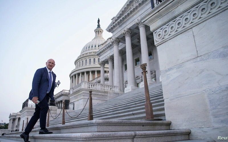 El senador demócrata Mark Kelly, de Arizona, llegando al Senado en Washington, DC. Su partido propone otorgar la Green Card y la ciudadanía a dreamers, tepesianos y trabajadores esenciales.