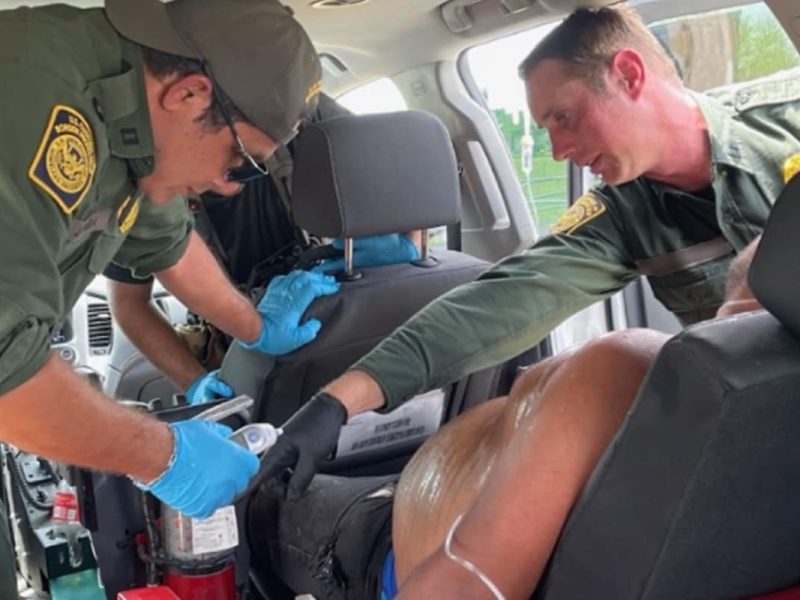 Migrantes atrapados en vagón de tren llaman al 911; piden auxilio.