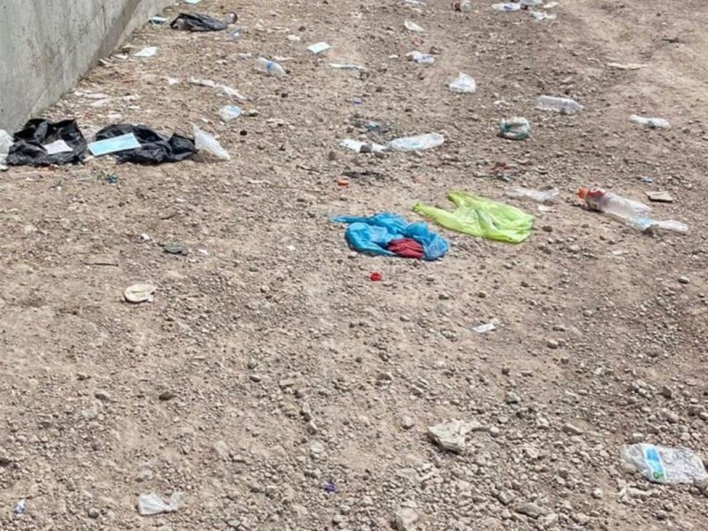 Documentos personales de migrantes son tirados en la basura de la frontera.