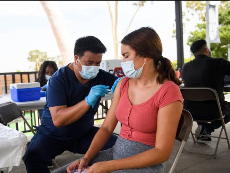 Una estudiante recibe una primera dosis de la vacuna Pfizer