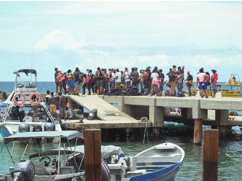 En la foto de archivo migrantes toman una lancha para alcanzar selva del Darién, en Capurganá, Colombia.