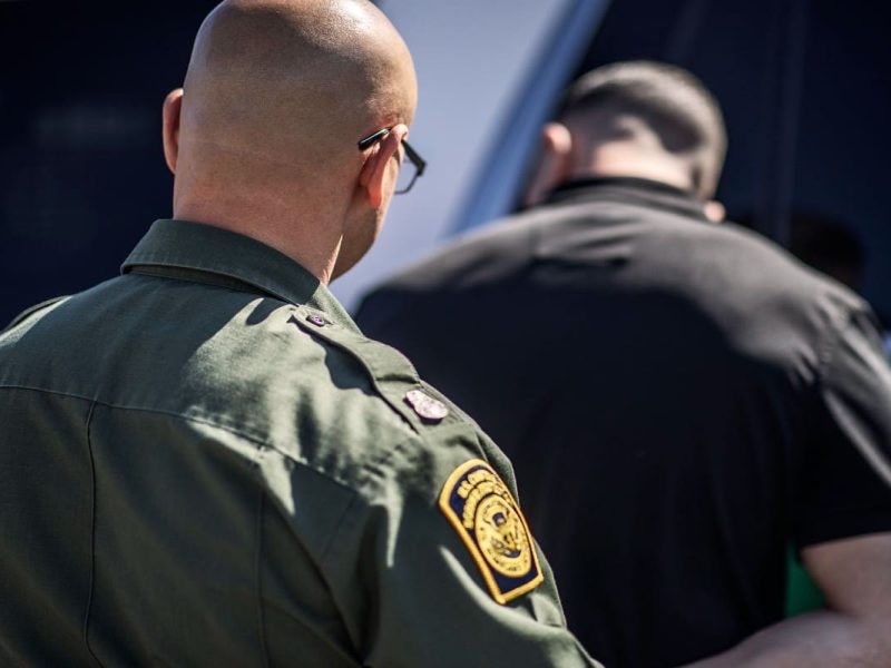 Detiene Patrulla Fronteriza a dos grupos con más de 300 migrantes en Texas.