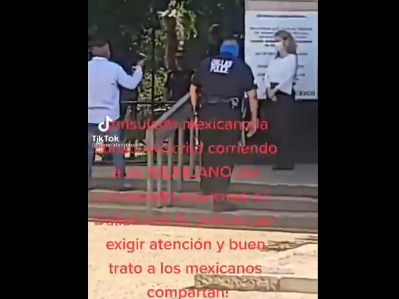 Momento en el que la cónsul adscrita de México en Dallas habla con un mexicano al que le negaron la entrada al consulado.