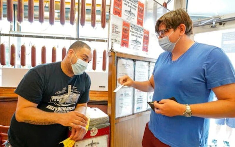 Los restaurantes y otros negocios en Nueva York que no cumplan con este mandato deberán pagar una multa.